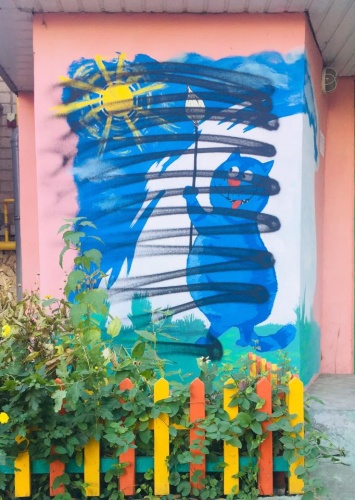 Неизвестным испорчены граффити с синими котами