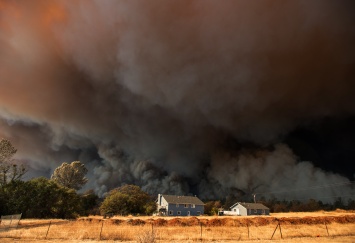При пожарах в Калифорнии погибли не менее 25 человек