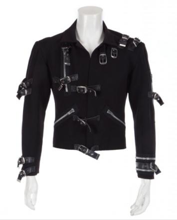 Знаменитая куртка Майкла Джексона ушла с молотка почти за $300 000