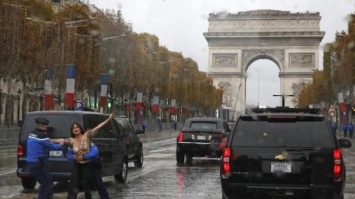 Обнаженные активистки Femen бросились к кортежу Трампа в Париже. Видео
