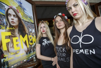 Активистки Femen провели в Париже акцию против Трампа