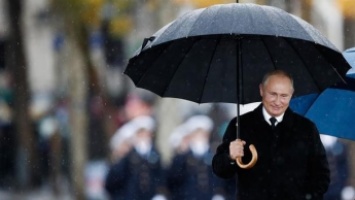 Эксперты рассказали, почему Путин прибыл последним на церемонию в Париж