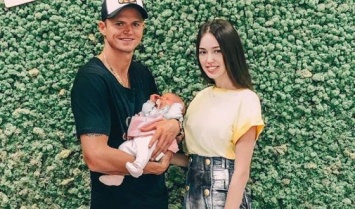 Тарасов и Костенко показали новое фото с дочерью