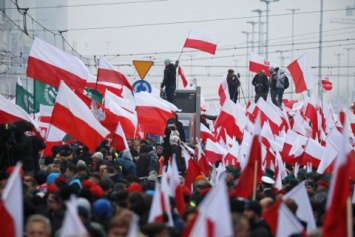 В Варшаве прошел многотысячный "бело-красный марш" к столетию независимости