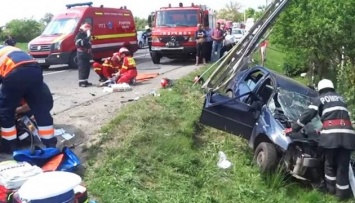 В Румынии пьяный водитель бросался на людей с ножом, а потом наехал на них своим авто