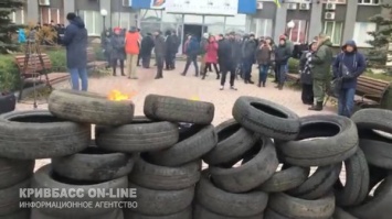 Пожарные приехали тушить шины возле Криворожгаза, но активисты их не пустили