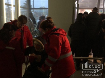 Медики оказывают помощь пенсионерке, митингующей под зданием «Криворожгаз»