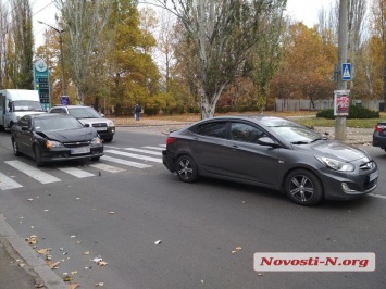 В Николаеве столкнулись Hundai и Chevrolet: движение троллейбусов остановилось