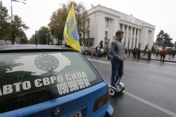 Евробляхеры добрались до Порошенко - президента просят ветировать закон о растаможке