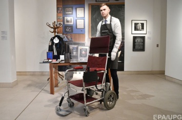 Кресло Стивена Хокинга продали на аукционе за $393 тысяч