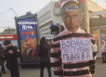 В центре Перми к столбу привязали Путина