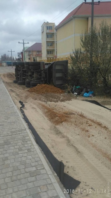 В Затоке перевернулся грузовик: машину блокировали противники стройки на песке
