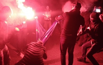 Полиция Варшавы ищет причастных к сожжению флага ЕС