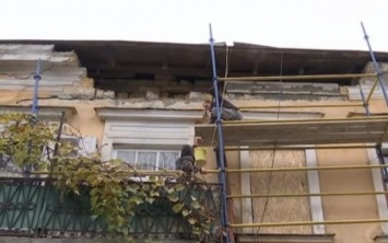 В Одессе на голову прохожего упал кусок фасада (ВИДЕО)