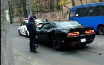 Одесский автохам обматерил полицейских в присутствии ребенка (ВИДЕО)