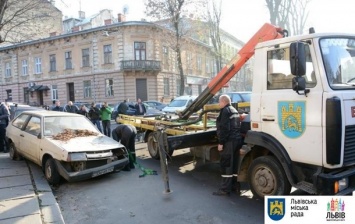 Во Львове начали эвакуацию автомобилей, которые блокируют движение