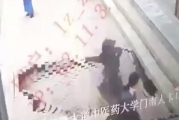 В Китае тротуар провалился прямо под пешеходами (видео)