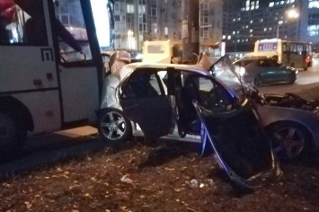 На проспекте Победы в Киеве маршрутка вдавила Lexus в столб