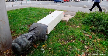 Хорват сломал ногу, когда валил антифашистский памятник