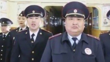 Россия без ума от танца якутских полицейских