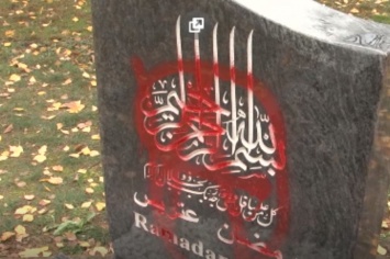 На мусульманском кладбище в Германии надгробия разрисовали свастикой
