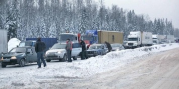 Очевидцы сняли на видео гигантскую пробку из-за снега на трассе М-4 "Дон"
