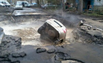Стало известно, что случилось с водителем утонувшего в центре Киева авто: Не едьте сюда, видео