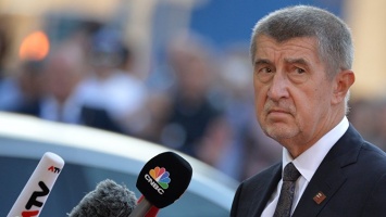 Премьеру Чехии грозят отставкой из-за данных о попытке "спрятать" сына в Крыму