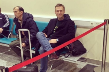 Навальному запретили, а потом розрешили выезд из России