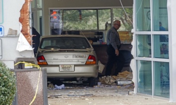 В Нью-Джерси автомобиль протаранил офис: Пострадали более 20 человек