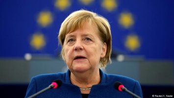 Меркель в Европарламенте: от активной поддержки до громкого осуждения