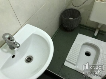 Кривбассводоканал решил напомнить горожанам, что нужно использовать канализацию по назначению