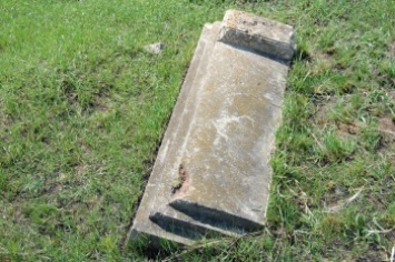 Крымчанин нашел около ста надгробных плит старинного немецкого кладбища