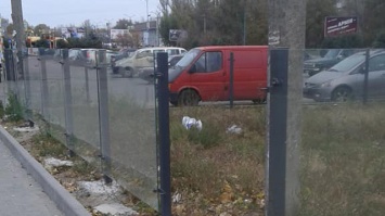 Почему на жилмассиве Покровский стройку защищает стеклянный забор