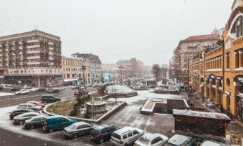 Первый снег в Киеве вызвал масштабные пробки на дорогах (карта)