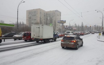 Первый снег в Украине: для водителей открыли "горячую линию" на случай ЧП на дороге