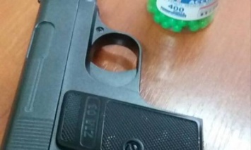 В харьковской школе ученики забавлялись игрушечными пистолетами, официально о пострадавших не сообщается