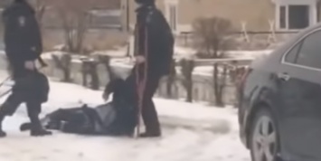 Избиение полицейскими мужчины на костылях попало на видео