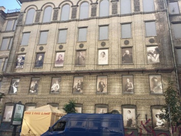 В Киеве вандалы изуродовали уникальные ретрофото в окнах дома на Ярославом валу