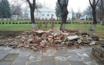В Черновцах снесли памятник советскому писателю