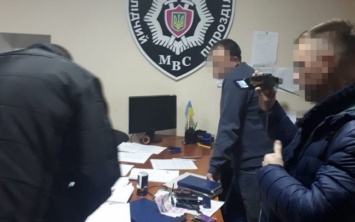 Запорожские полицейские вымогали у сайта знакомств "откупные" (ФОТО)