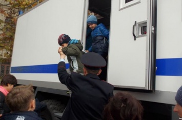В оккупированном Севастополе детям дали посидеть в автозаке в честь дня МВД