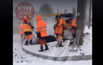 В Киеве укладывают асфальт в снегопад
