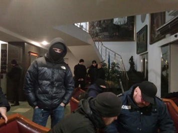В самом центре Днепра радикалы из С14 заблокировали гостиницу с портретами Ленина и Сталина