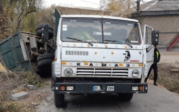 В Запорожье в ДТП попал грузовик: На землю высыпалось несколько тонн сои (ФОТО)