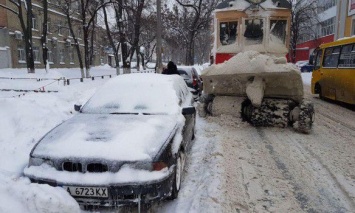 Снежный коллапс в Киеве: Движение транспорта затруднено, образовываются пробки