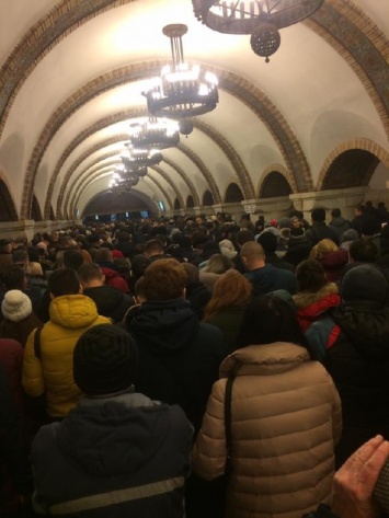В метро Киева после первого снега и коллапса на дорогах тоже образовались пробки из пассажиров. Фото