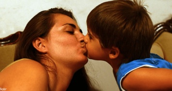 Почему нельзя целовать в губы детей. Даже своих! Предупреждение от психолога
