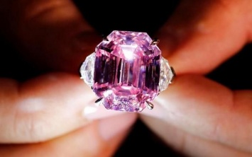 Розовое наследие: редчайший бриллиант ушел с молотка за рекордную сумму