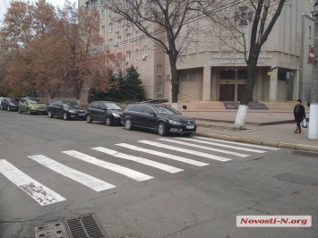 Как паркуются в Николаеве: автомобиль на «зебре» едва не спровоцировал ДТП